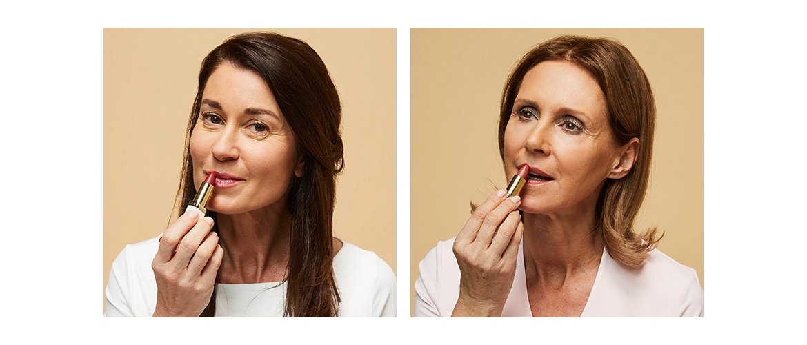 Zwei Frauen tragen Lippenstift auf